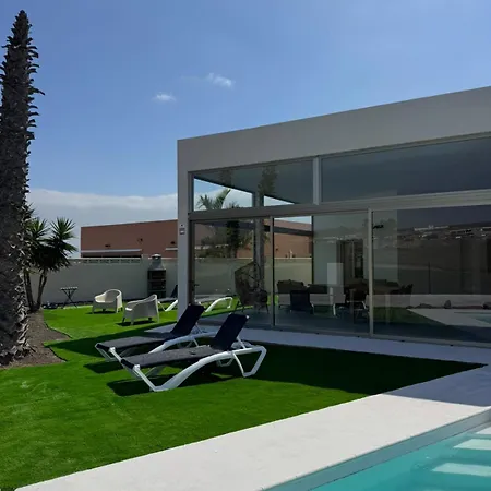 300m 10 Piscina Climatizada & Golf