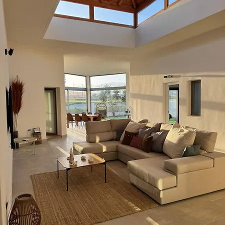 300m 10 Piscina Climatizada & Golf